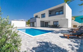Beautiful home in Smrika with Outdoor swimming pool, WiFi and 3 Bedrooms